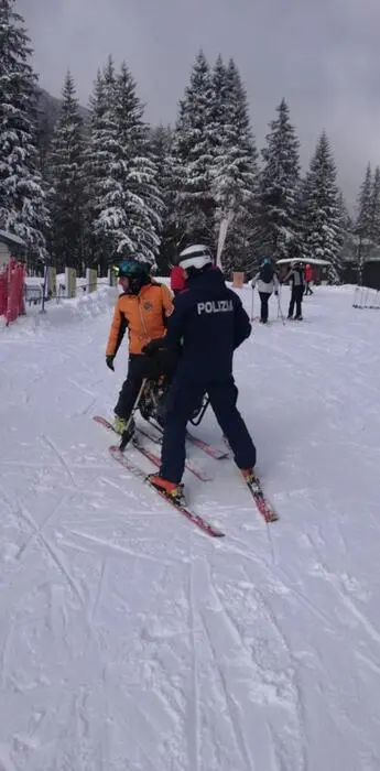 Salva uno sciatore disabile in arresto cardiaco: il soccorso sulle piste di Folgaria da parte di un poliziotto