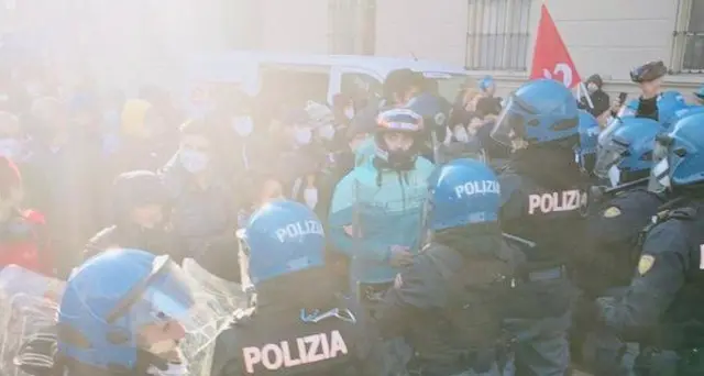 Morto durante stage: tensioni durante manifestazione Torino