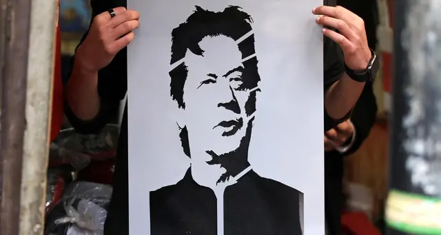Pakistan: 14 anni a ex premier e sua moglie per corruzione