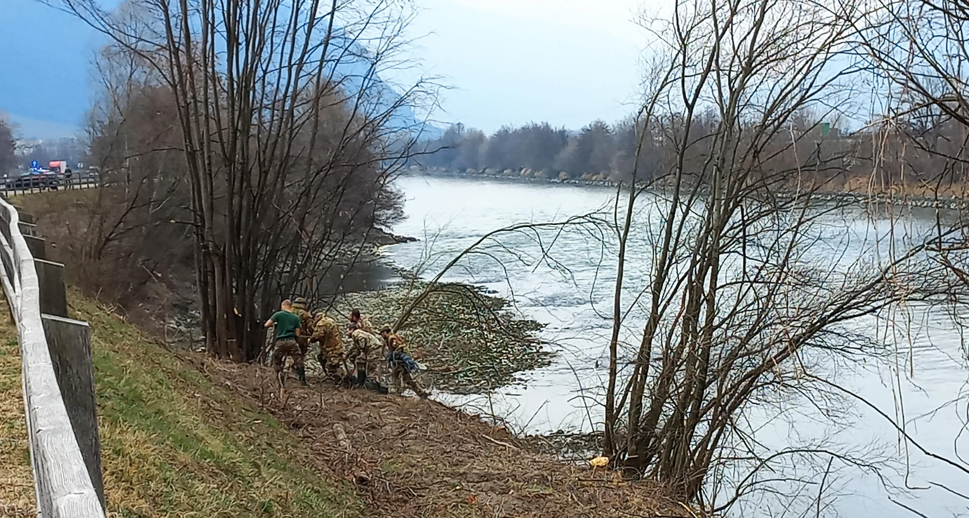Cala il livello delle acque dell’Adige e affiora un ordigno bellico