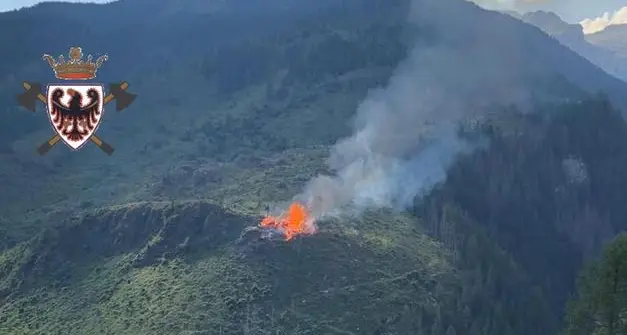 Incendio sopra a Forno di Moena: fiamme sotto controllo, elicottero in azione