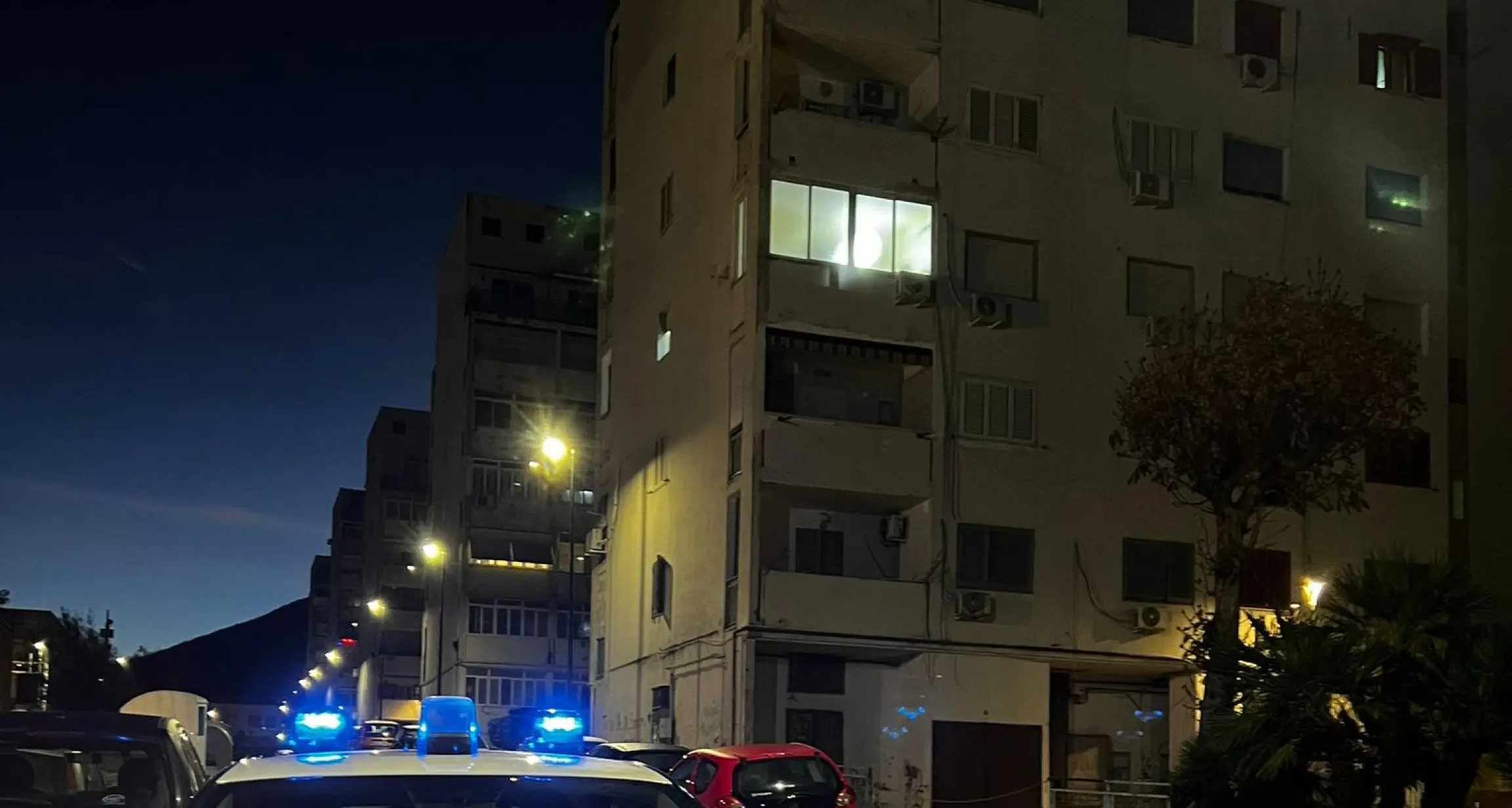 Aggredisce una ragazza e si infila in una finestra, identificato: «Mi ha presa per il collo, ora ho paura»