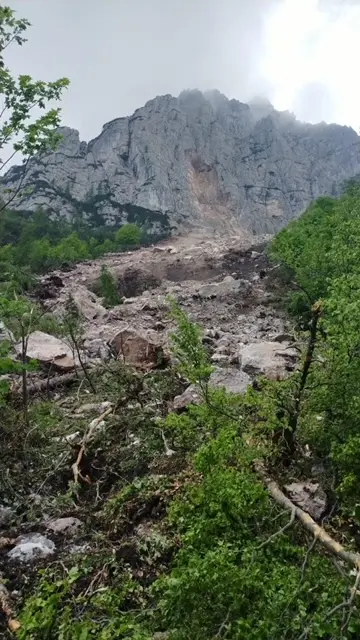 Enorme masso sul sentiero, chiuso l'accesso da malga Andalo al Selvata