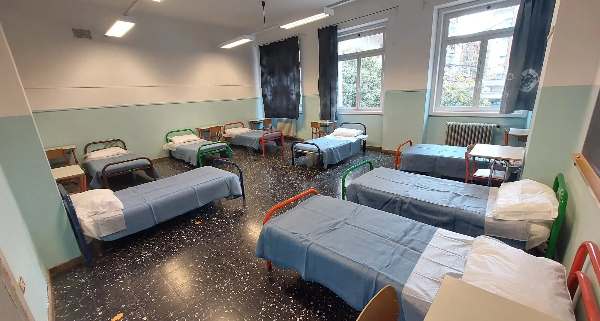 Disinfestazione alle ex scuole Bellesini dopo un caso di cimici da letto