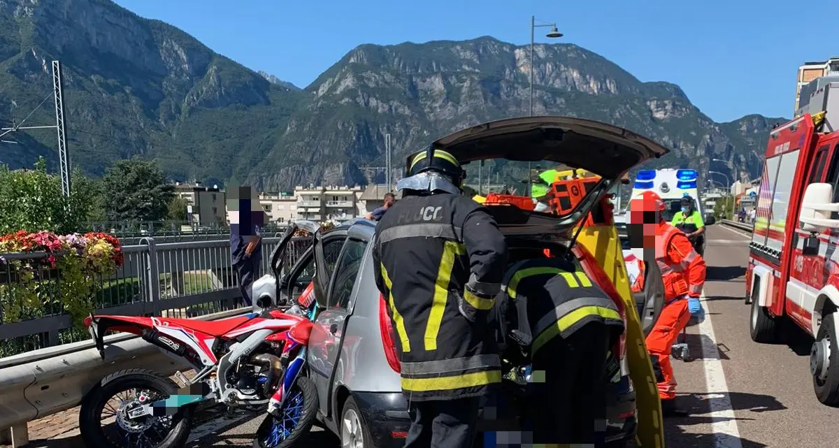 Lavis: schianto fra una moto e un’auto, gravissimo un sedicenne