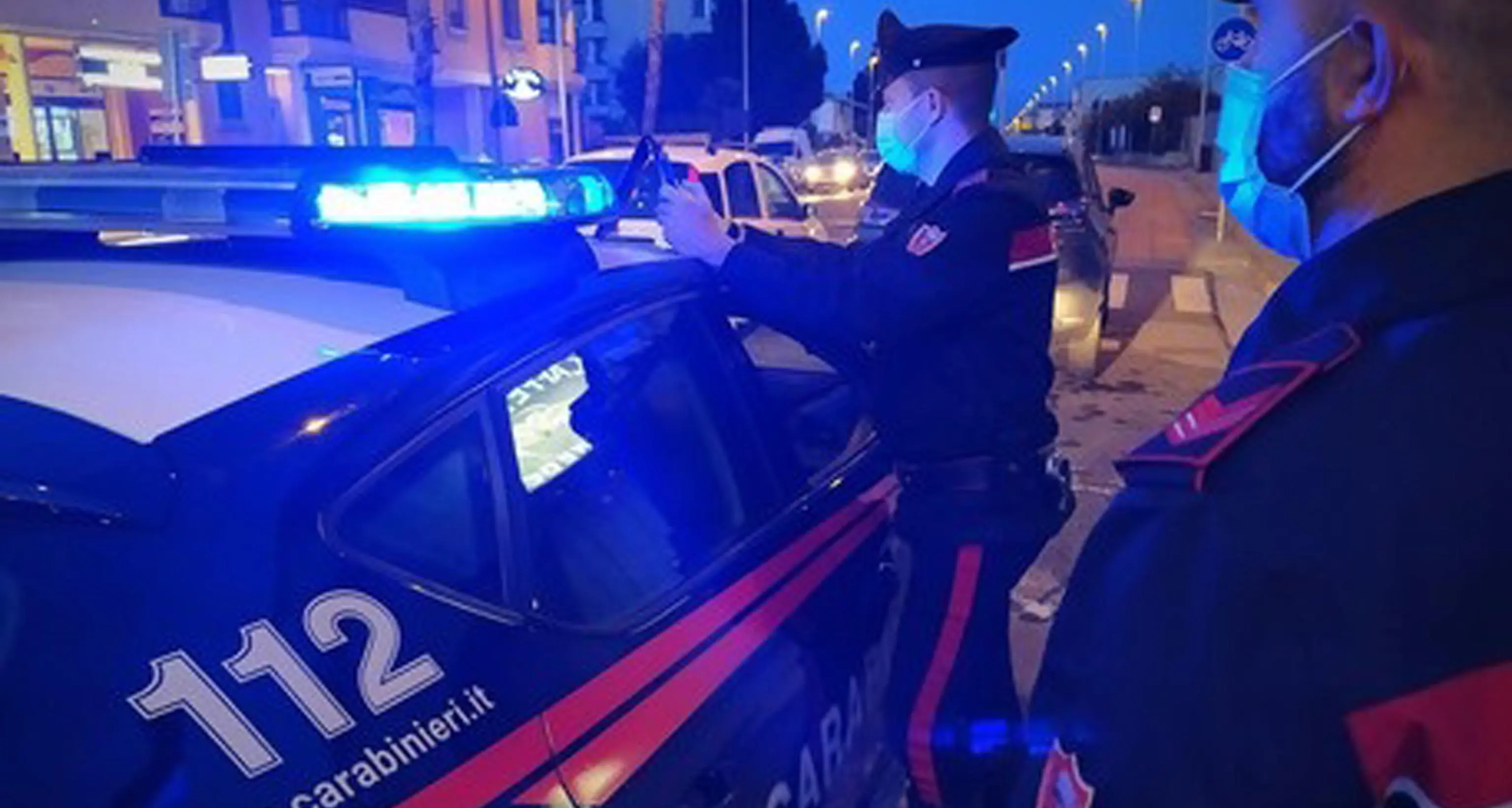 Col volto coperto, punta il coltello alla gola per rapinare tre ragazzi: arrestato un diciassettenne a Gardolo