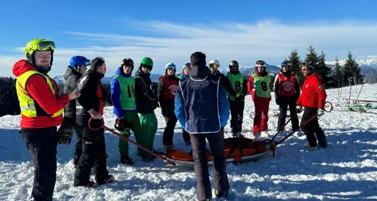 Folgaria, dopo il corso di formazione nuovi soccorritori in pista (ne servono 22 al giorno)