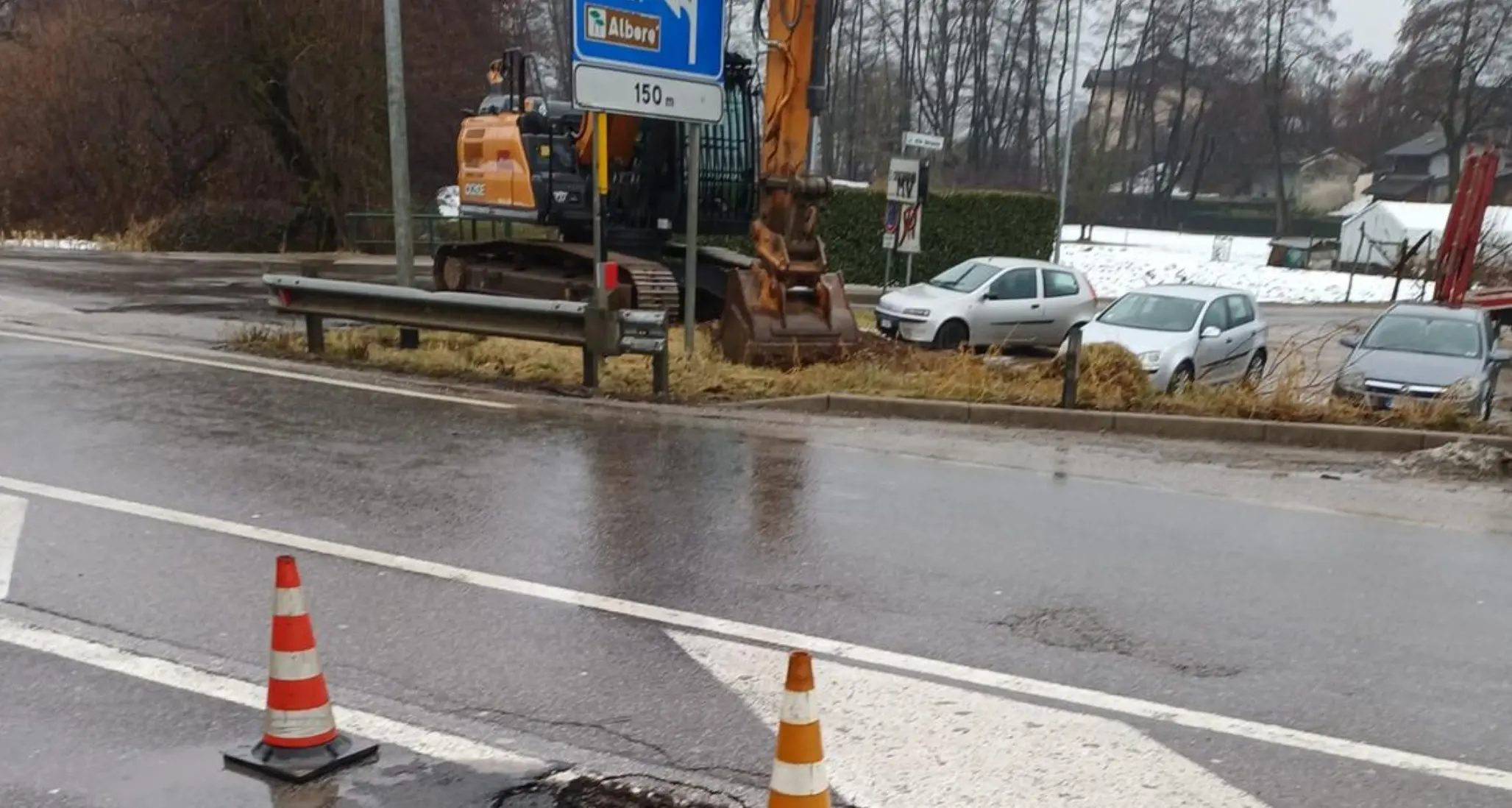 Cede l’asfalto a San Cristoforo, la Ss 47 della Valsugana da Pergine a Levico