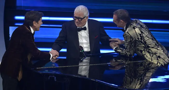 Sanremo, premio alla carriera per Peppino Di Capri. Lui ironizza: «Meglio tardi che mai»
