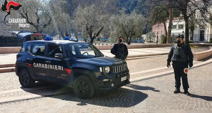 Anziano molesta una diciassettenne su un autobus: scatta il «divieto di avvicinamento»