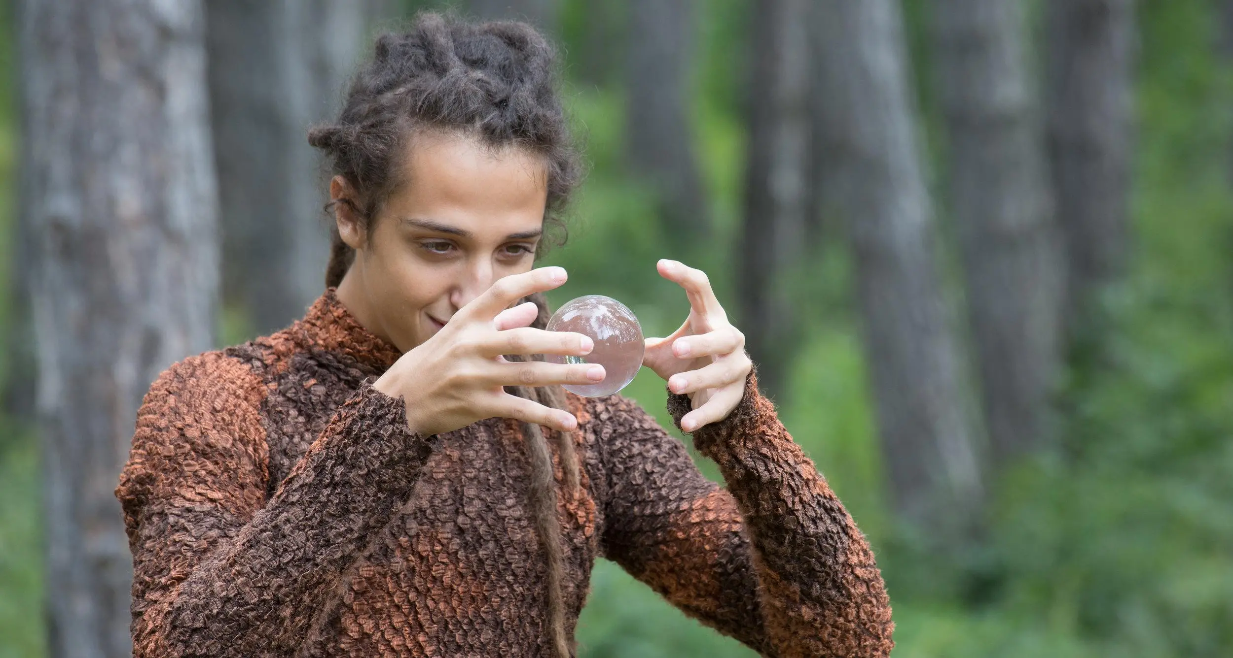 Il venticinquenne Niccolò Nardelli incanta «Rai 2» con la magia di cerchi e sfere di vetro