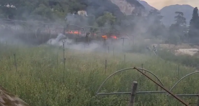 Incendio di sterpaglie a Montevideo, il centro di Trento invaso dalla nuvola di fumo - VIDEO