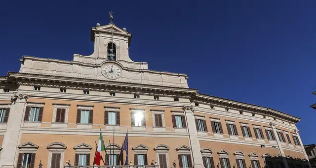 Mattarella:standing ovation unanime per medici-forze ordine