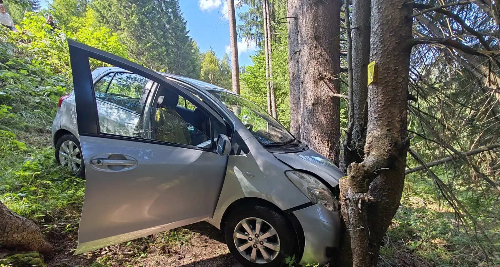 Novantenne milanese alla guida fa manovra nel parcheggio e precipita nel bosco, ferito insieme alla moglie