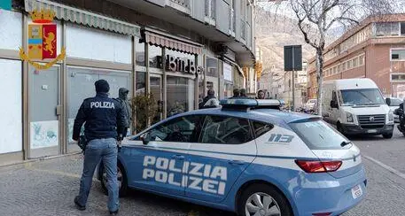 Bolzano, cliente minaccia con un coltello due agenti: dieci giorni di licenza sospesa al «Bar Biti»