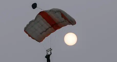 Si lancia dal Piccolo Dain e va a sbattere contro la parete, paura per un base jumper