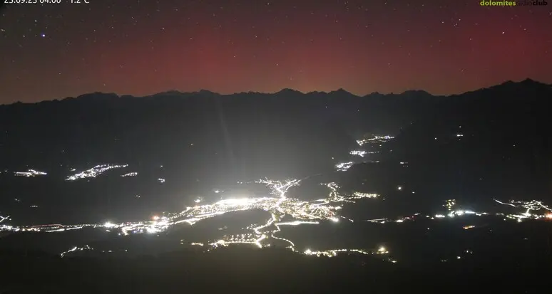 Una rarissima aurora polare sulle Dolomiti: lo spettacolare fenomeno immortalato a Plan de Corones