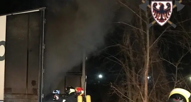Tir parcheggiato sulla statale della Valsugana, a fuoco il rimorchio frigorifero