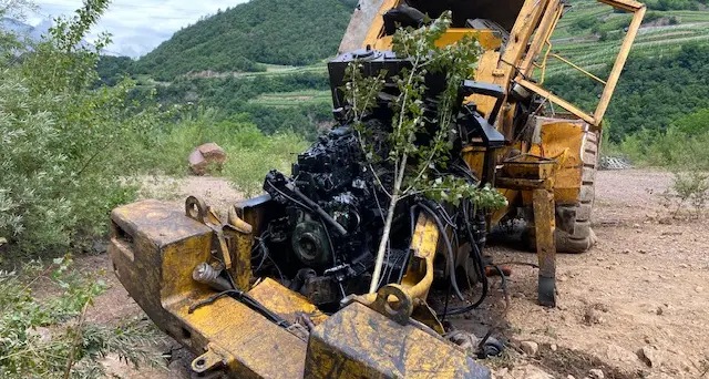 Precipitano con la ruspa rubata in cava: era in corso una festa con 10 ragazzi