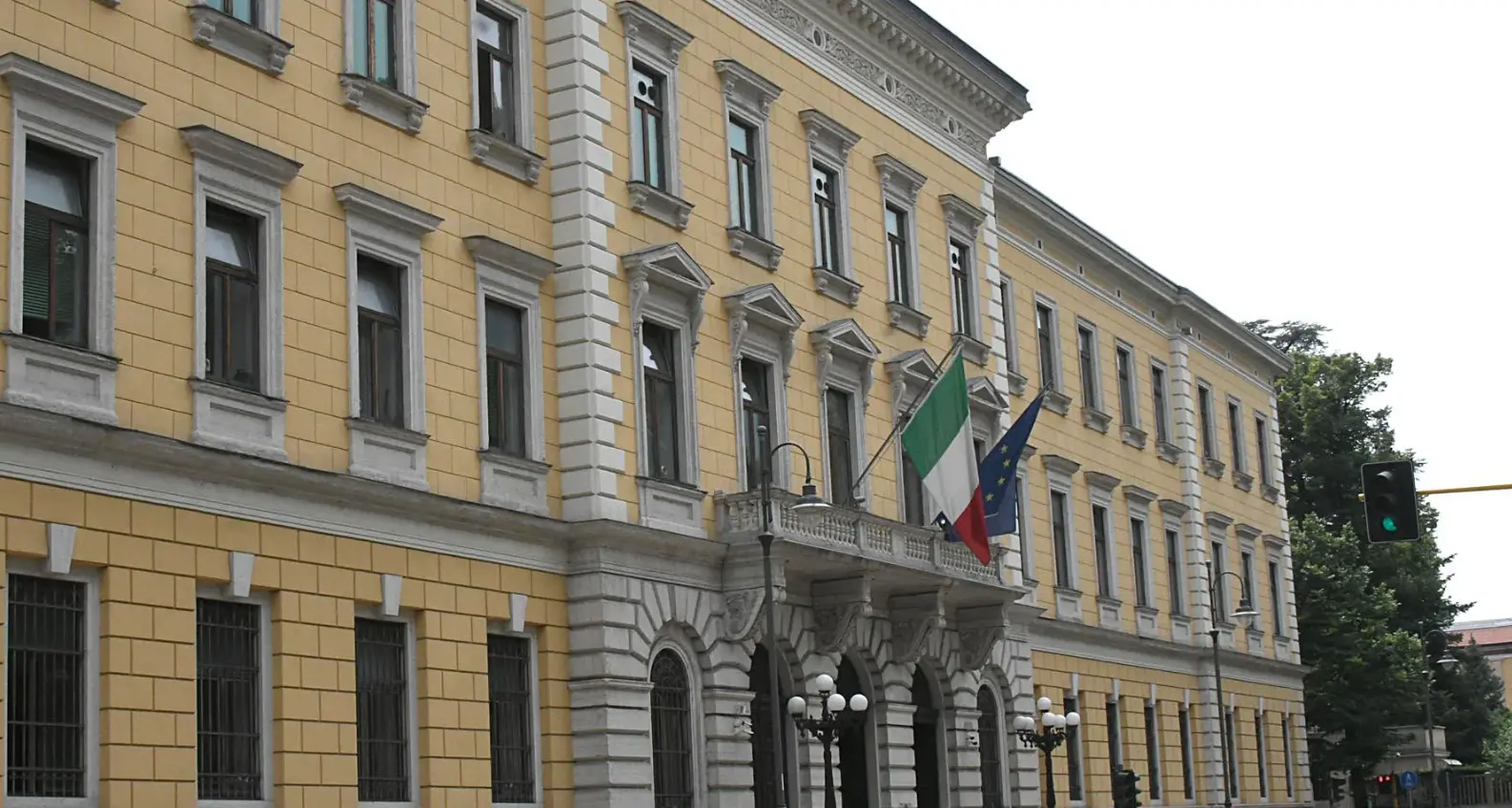 Sequestra e violenta tre quattordicenni nel parcheggio di un locale a Trento Nord: condannato un marocchino