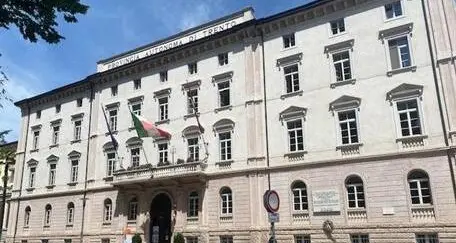 Incarichi dirigenziali, Pd contro Fugatti: “Vuole il suo ex compagno di classe Andrea Merz e Walter Viola? Cosa è, un lungo pesce d’aprile?”