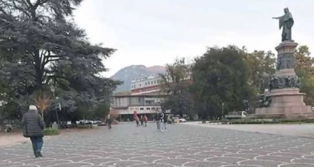 Lavori nella stazione, si trasloca: biglietteria e servizi in piazza