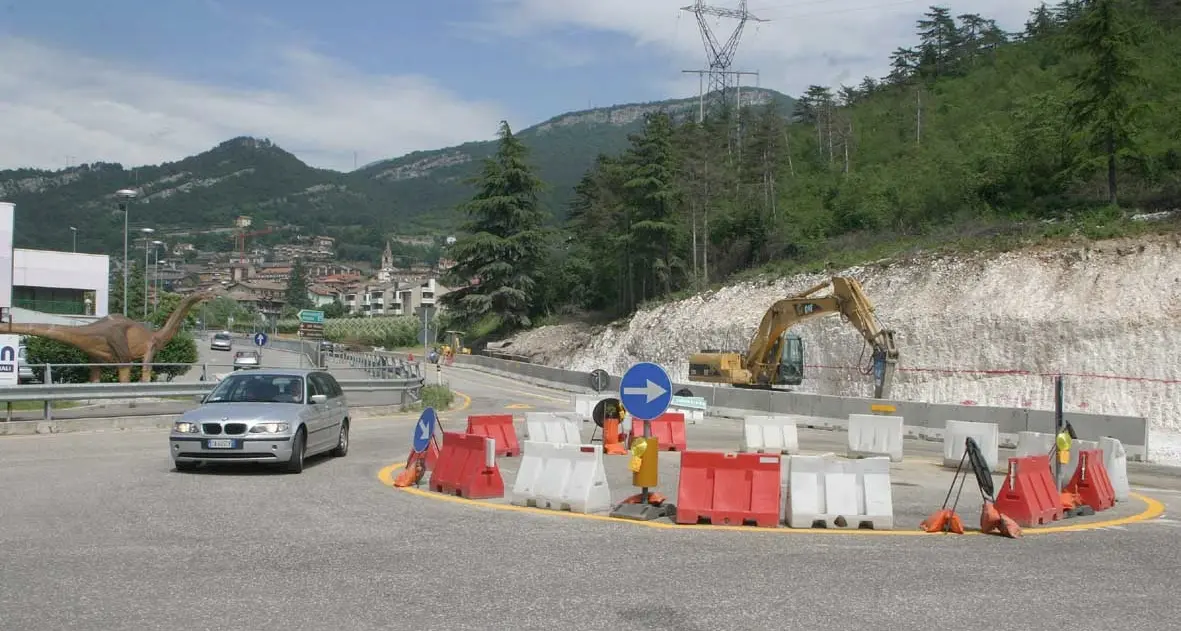Si schianta contro la rotatoria e denuncia il Comune: «Non si vedeva». A Rovereto si andrà in tribunale per l’incidente del 2017