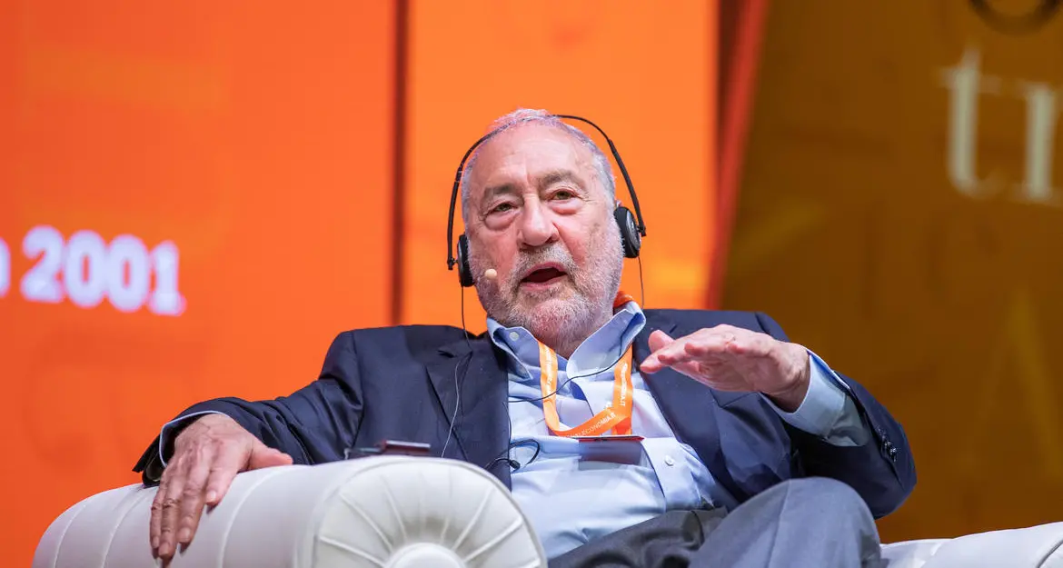 Il premio Nobel Stiglitz al Sociale: “La democrazia è in pericolo, serve una riforma del capitalismo”