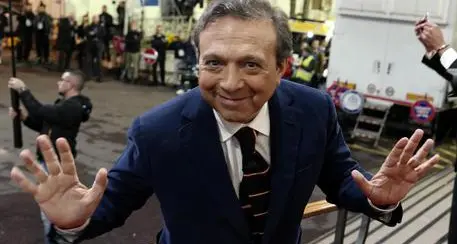 Reddito dimezzato, Chiambretti chiede un taglio all'assegno per l'ex compagna: da 3.000 euro al mese a 800