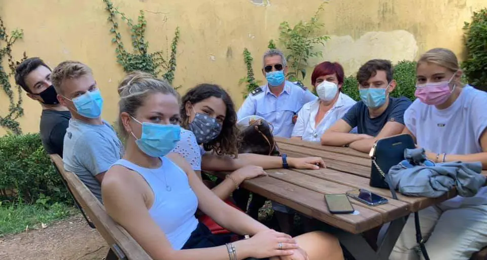 Ravina, i coscritti fanno festa, ma a Romagnano gli tirano le bottiglie sulle auto e due Volanti della Polizia li «pedinano»