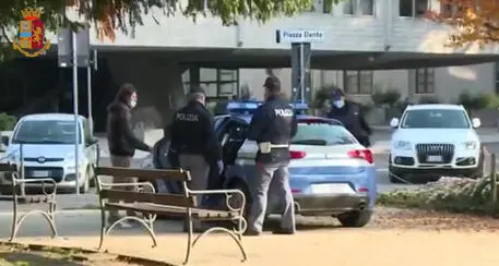 Trento, scappa sulla bici elettrica con vestiti rubati: gli trovano in tasca hashish, arrestato