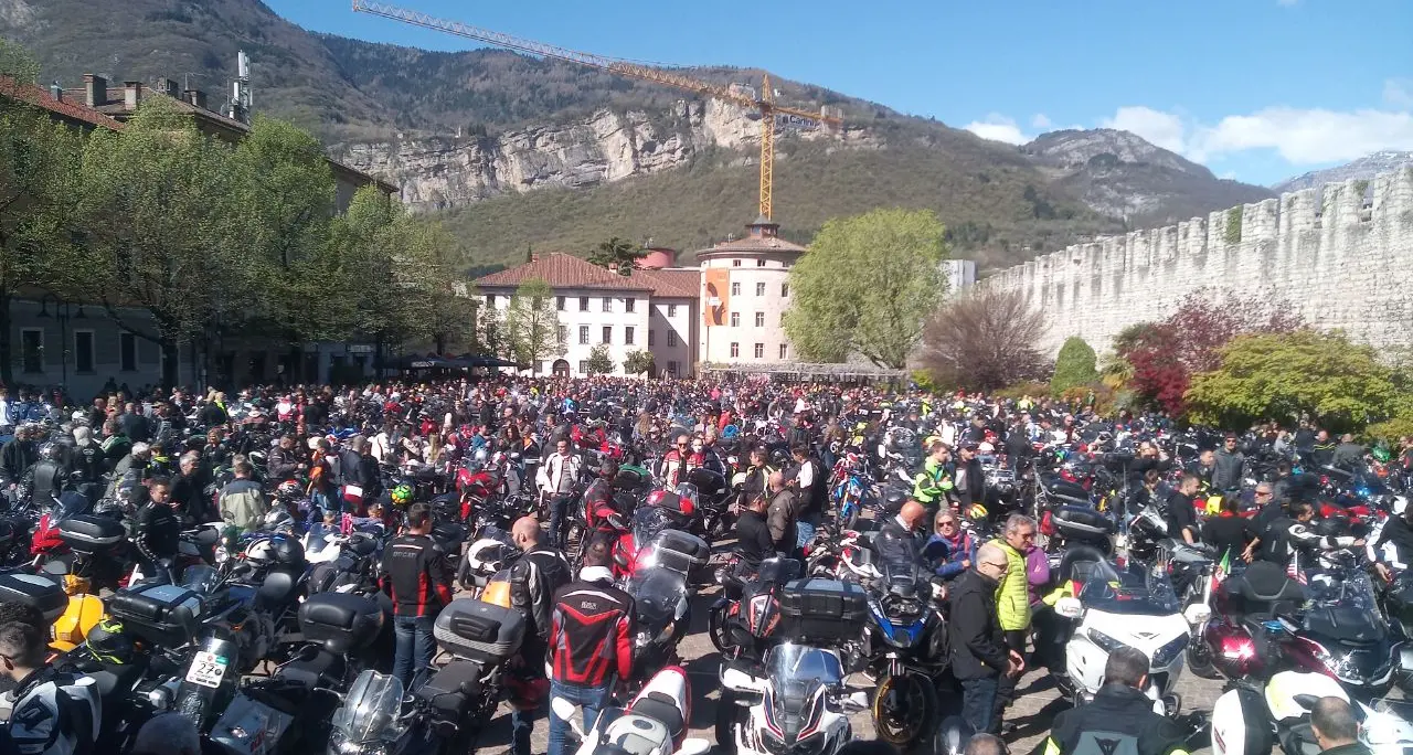 Benedizioni delle moto in piazza Fiera, partecipazione record: in centinaia da tutto il Trentino e da fuori