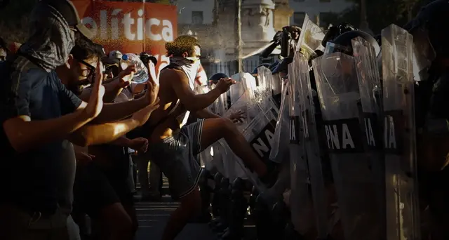 Argentina: scontri polizia-manifestanti, intervento deputati