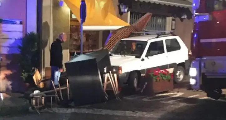Tuenno, la Panda piomba sui tavolini della pizzeria (che per fortuna era chiusa per turno)