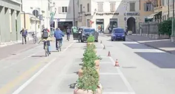 La proposta dei commercianti roveretani: «In via Dante tornino auto e parcheggi»