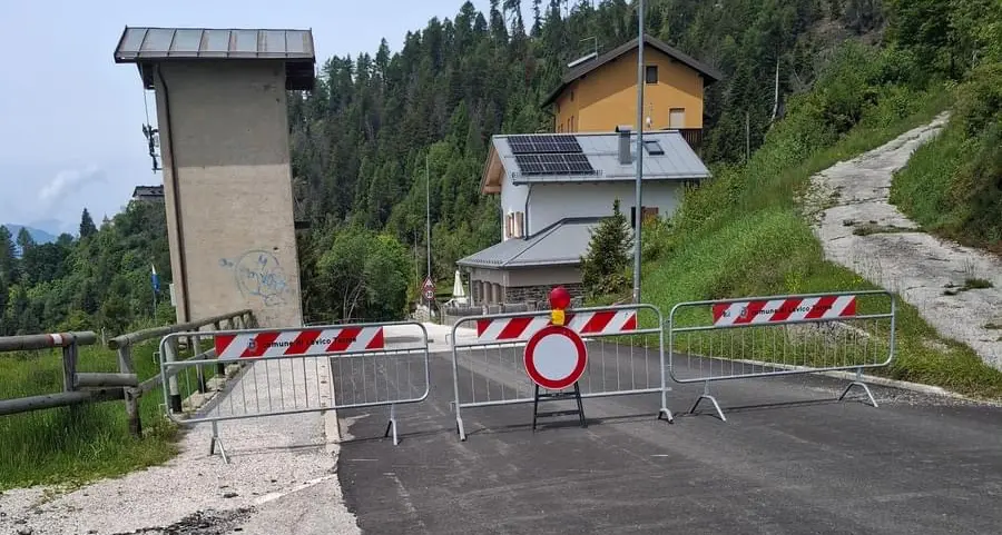 Frana la strada, Vetriolo è tagliata in due, disagi per i turisti, evacuata una casa