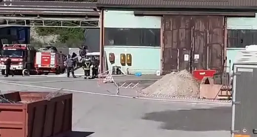 Investiti dall’esplosione in fabbrica: trasferiti nei reparti Grandi Ustionati di Genova e Verona, i due operai sono gravissimi