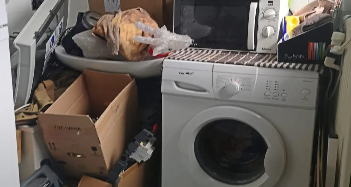 Blitz nella notte: vandalizzato il salone di parrucchiere