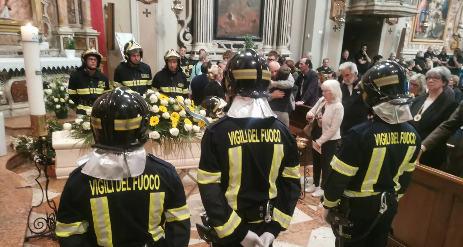 Lo straziante addio a \"Kikko\" Volani, tutta Volano ed i \"suoi\" vigili del fuoco al funerale