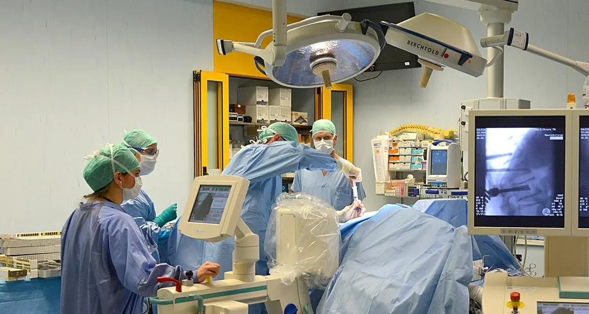 Radiografia della sanità trentina: male le vaccinazioni, alti i costi, drastico calo delle operazioni oncologiche. Bene pediatria, cure palliative e sanità digitale