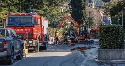 Scavi in via Capitelli ad Arco: tranciato un tubo del gas, fiamme e forte odore in tutta la zona, al lavoro i vigili del fuoco