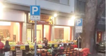 Trento: il nuovo ortofrutta di Nazario Sauro espone la merce in strada: appena aperto, già multato