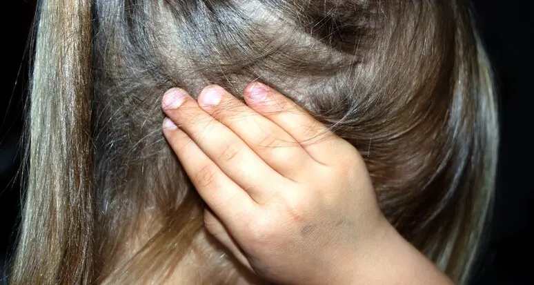 Abusa della figlia, patrigno condannato a 15 anni e al risarcimento di 700mila euro
