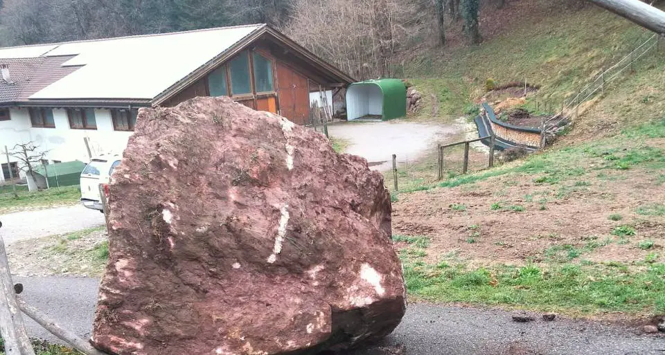 Frana fra Condino e Brione, grosso masso sfiora una stalla e arriva in strada