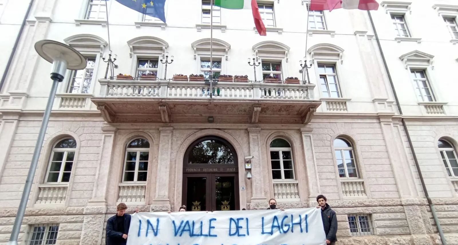 Nuvola nera dal cementificio, la protesta di Fridays For Future davanti alla Provincia