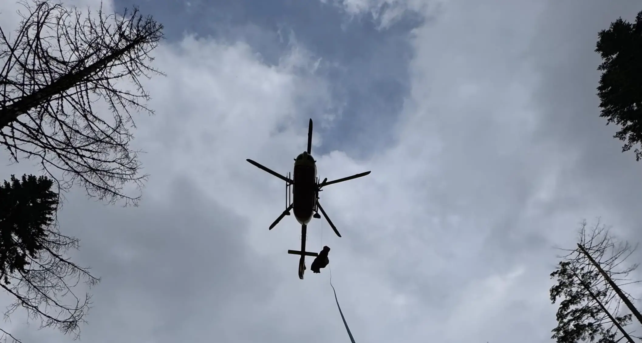 Incidente nei boschi sopra Grigno, investito da un tronco, prelevato dal Soccorso Alpino in elicottero