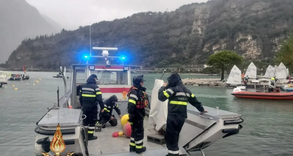 Foce del fiume Sarca e Torbole, già posizionati 400 metri di reti di contenimento