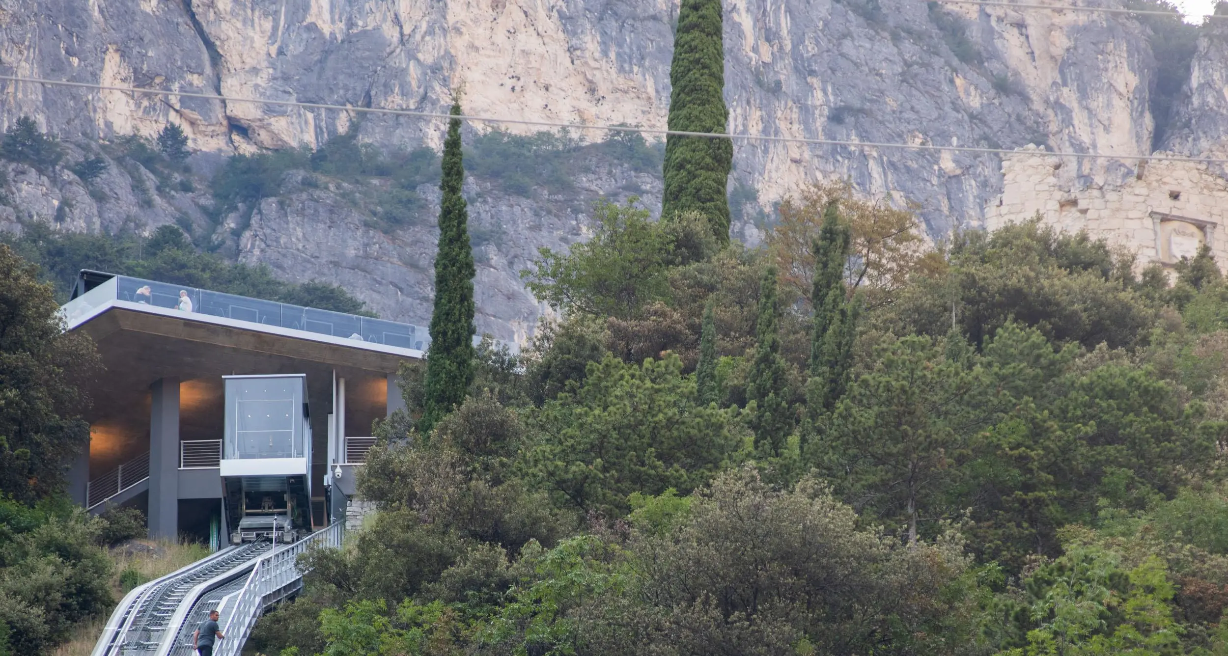 Riva, l’ascensore panoramico del Bastione è ripartito: la speranza è che regga davvero