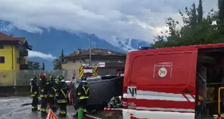 Si ribalta con l’auto in curva: ferite lievi per una donna di 64 anni