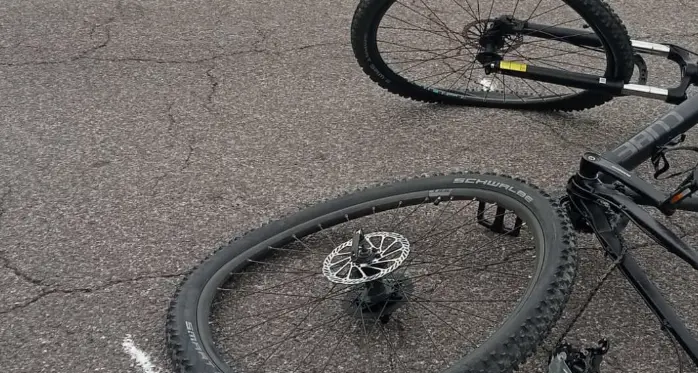 Comano Terme: ciclista investito da un’auto e incastrato sotto il mezzo, è gravissimo